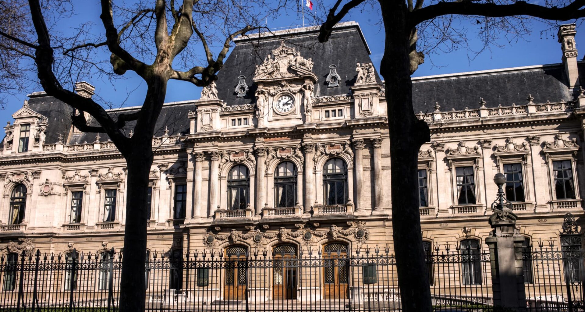 des supporters de l'Algérie à Lyon incitent à s'en prendre "aux Marocains et aux Juifs", la justice saisie par la préfète