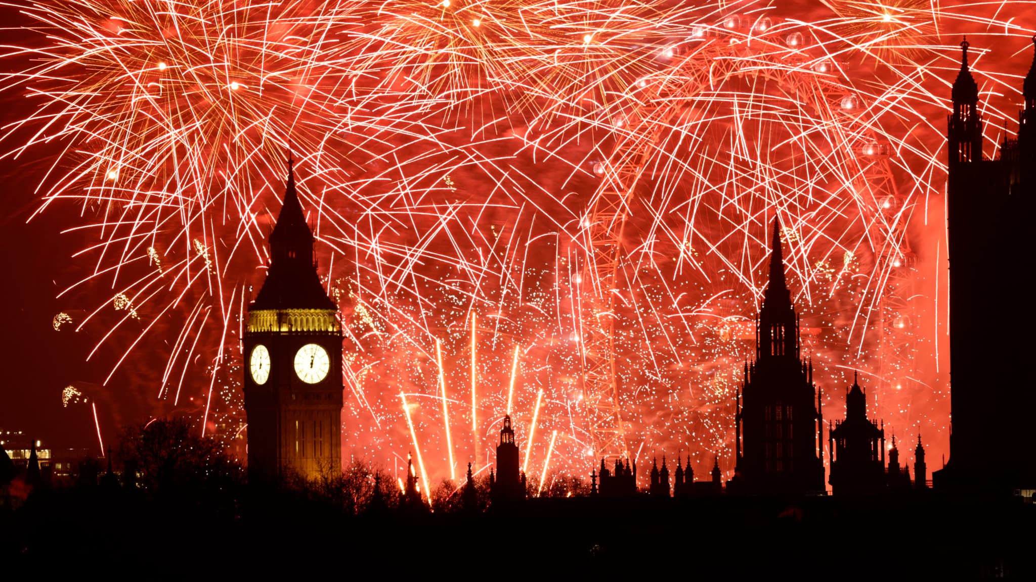 Le feu d'artifice tiré depuis le London Eye, avec la tour Queen Elizabeth (plus connue sous le nom de Big Ben) au premier plan, pour marquer le nouvel an le 1er janvier 2026 à Londres, en Angleterre.