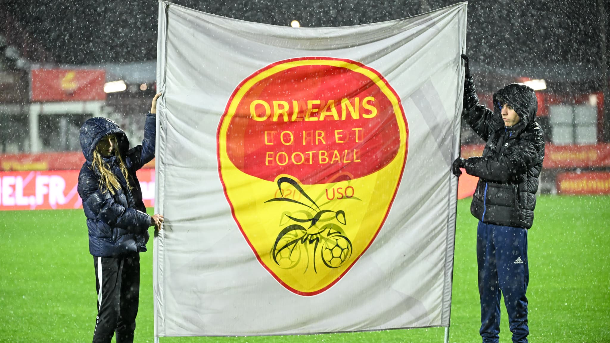 Le logo du club d'Orléans avant un match de National, 5 décembre 2025