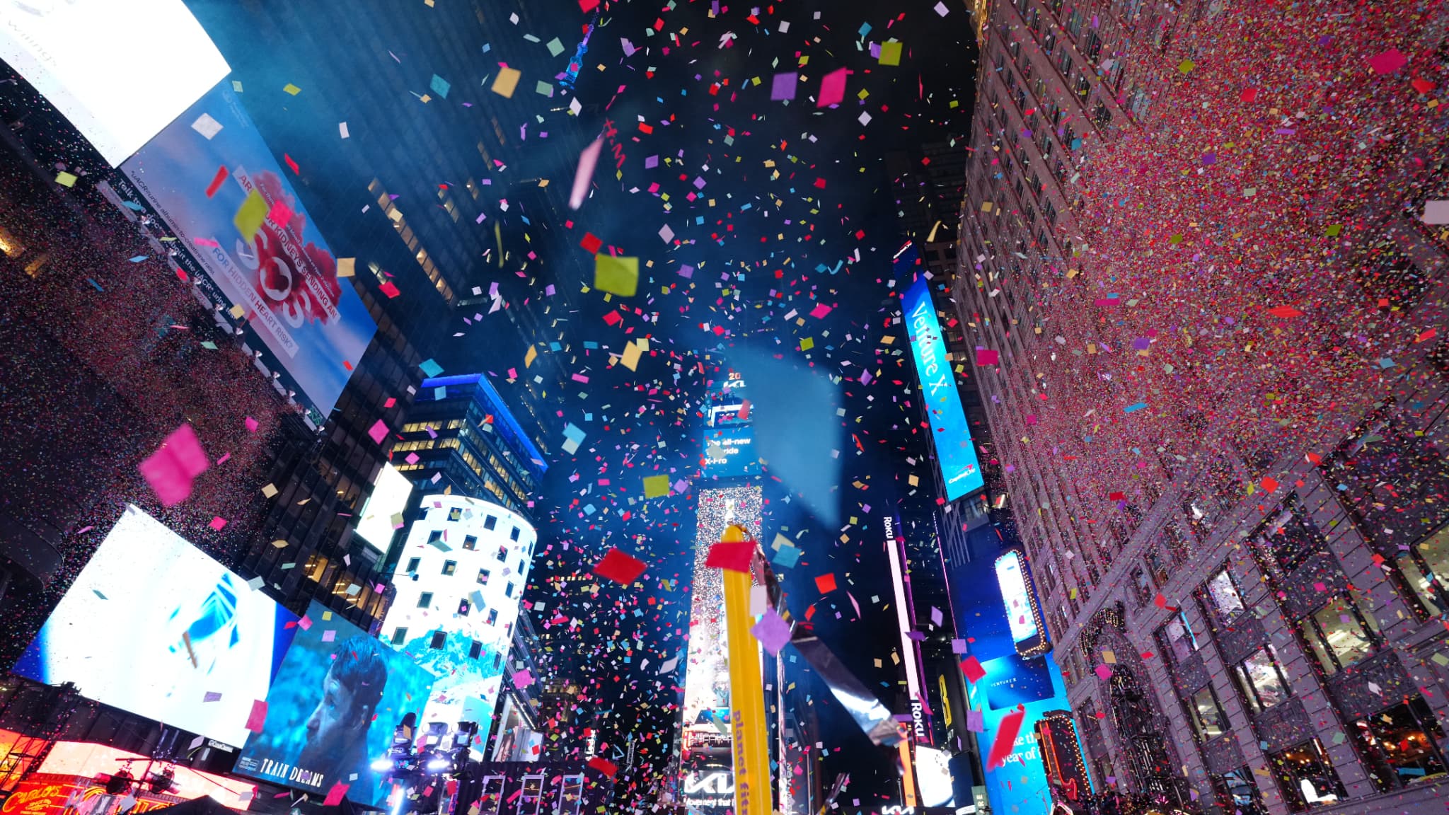 Les New-yorkais participent aux célébrations du Nouvel An le 1er janvier 2026 à New York.