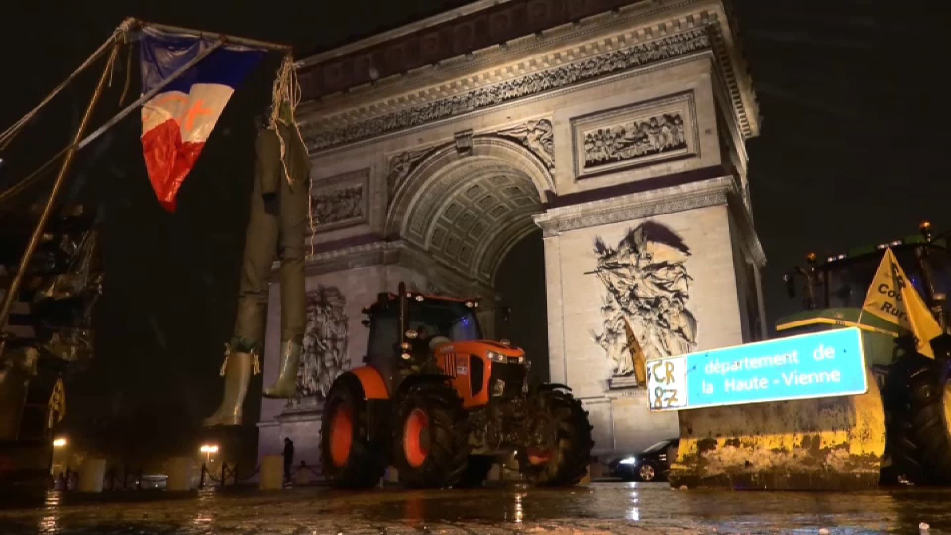 Les images des tracteurs d'agriculteurs en colère à Paris, le 8 janvier 2025.