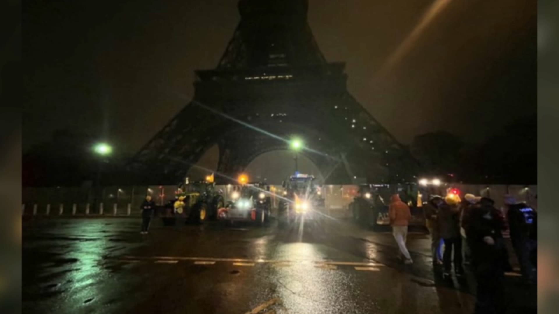 Les images des tracteurs d'agriculteurs en colère sous la tour Eiffel, le 8 janvier 2025.

