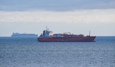 Le navire de gaz naturel liquéfié (GNL) Coral Favia à l’ancre. En arrière-plan, le méthanier Seapeak Hispania, qui avait chargé 140 000 mètres cubes de GNL en provenance d’Égypte.