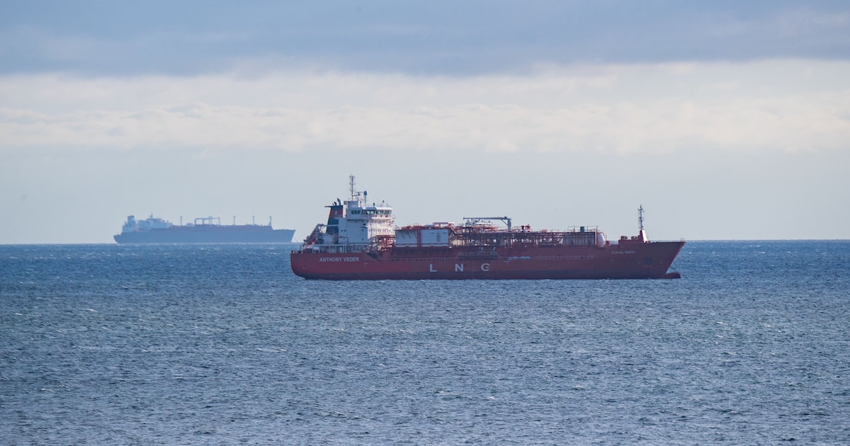 Le navire de gaz naturel liquéfié (GNL) Coral Favia à l’ancre. En arrière-plan, le méthanier Seapeak Hispania, qui avait chargé 140 000 mètres cubes de GNL en provenance d’Égypte.