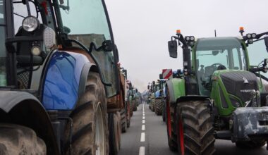 Colère des agriculteurs : des tracteurs sur l’A13, l’autoroute rouverte après une fermeture