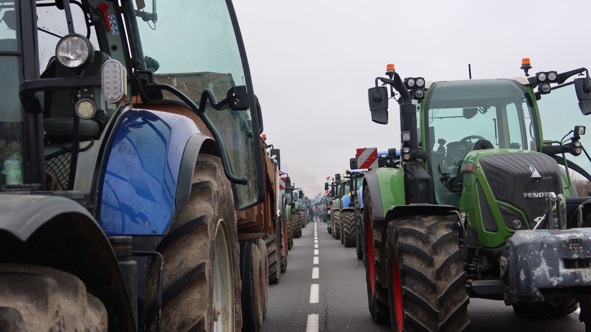 Colère des agriculteurs : des tracteurs sur l’A13, l’autoroute rouverte après une fermeture