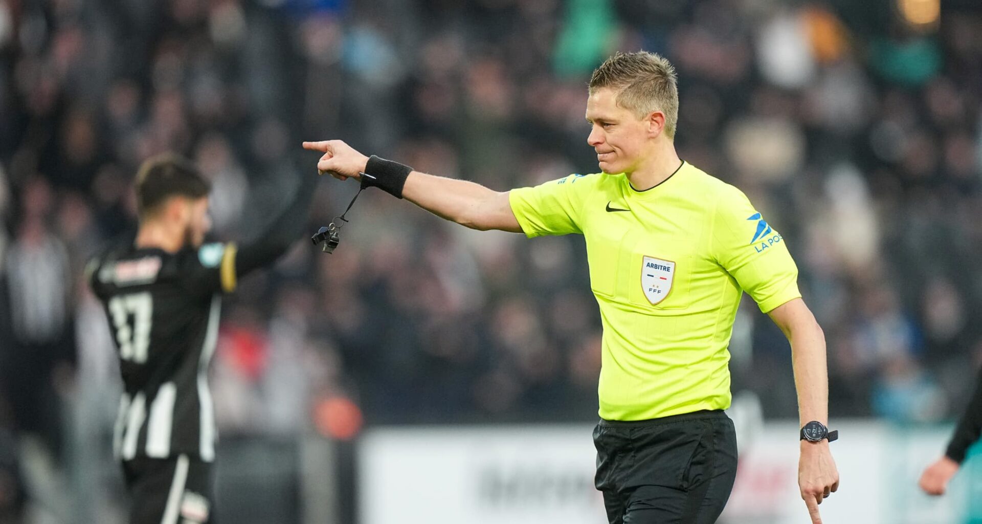 quand l'arbitre d'Angers-Toulouse confond sa droite et sa gauche avant la séance de tirs au but