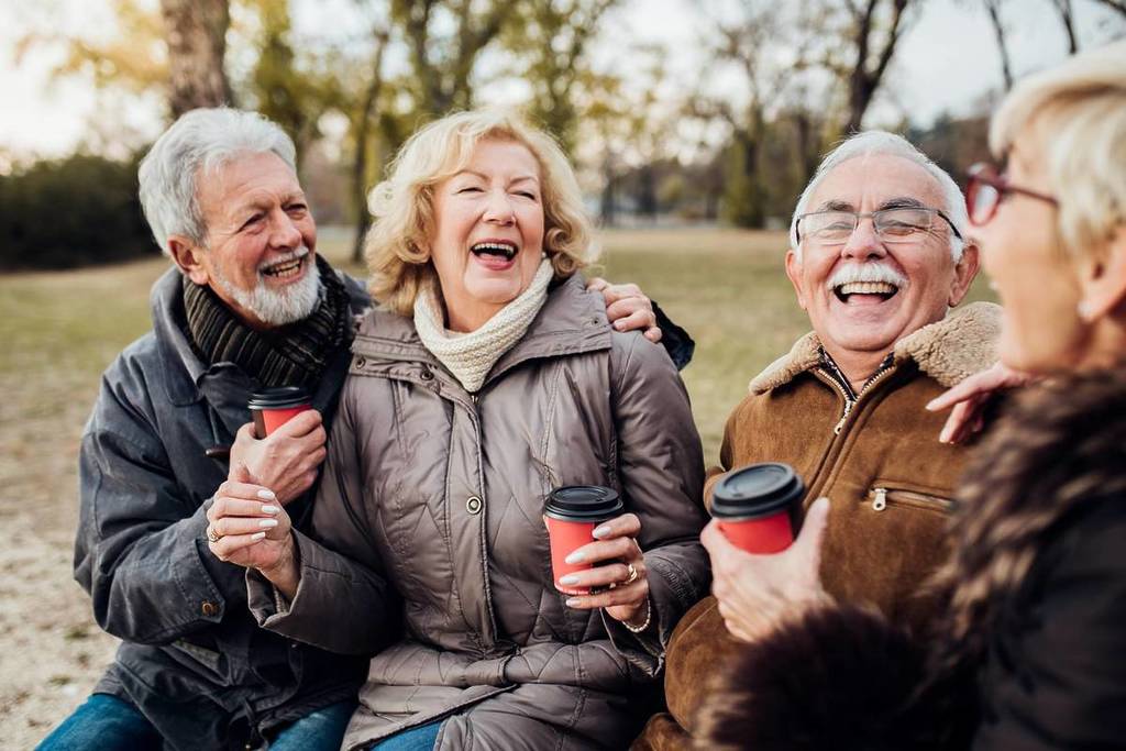 @shutterstock associations aides Paris