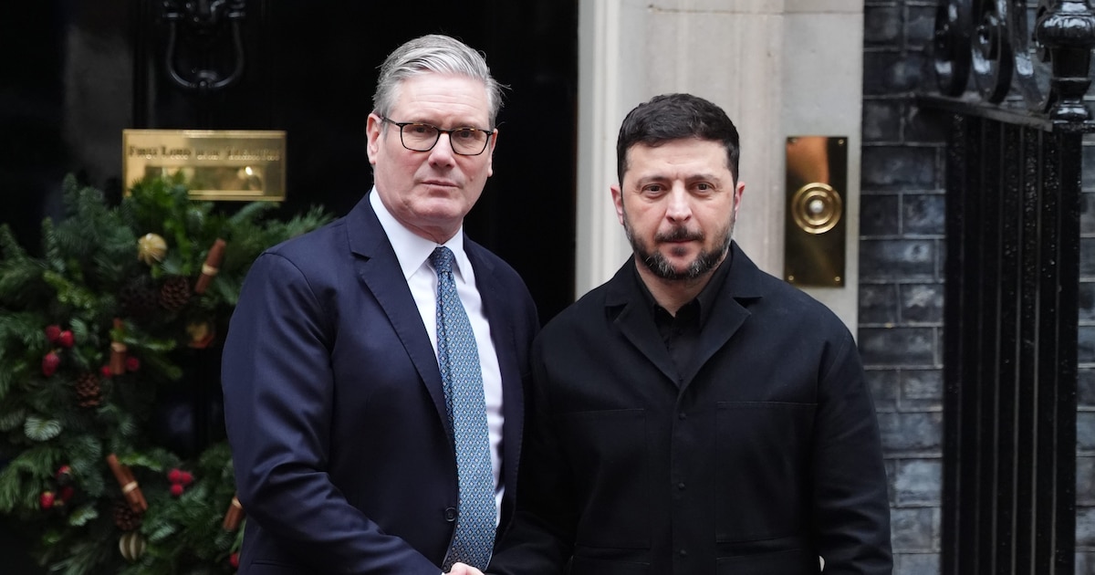 Le Premier ministre Keir Starmer accueille le président ukrainien Volodymyr Zelensky au 10 Downing Street, à Londres, le 8 décembre 2025.