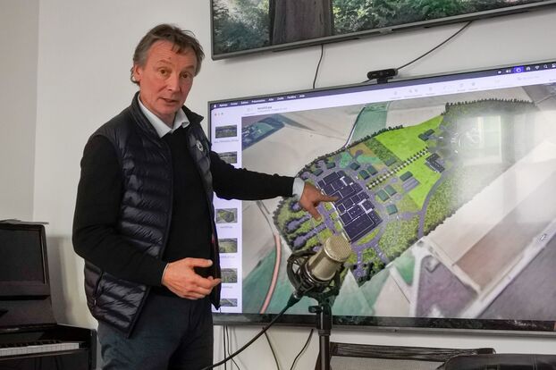Philippe Giroux et son équipe d'architectes sont fin prêts pour construire les studios sur le site de Seine-et-Marne qui accueille déjà les décors extérieurs. LP/Gilles Motteau