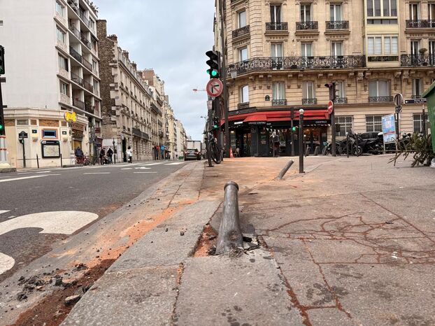 Paris XVe, ce vendredi 9 janvier 2026. Les dégâts sont importants dans la rue de Vaugirard après l'accident de la nuit dernière. LP/Thomas Diquattro