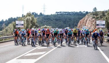 Peloton de la Volta a Catalunya 2026 avec une équipe WorldTour absente au départ