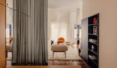 À Berlin, un petit espace conçu autour d'une (curieuse) boîte bleue