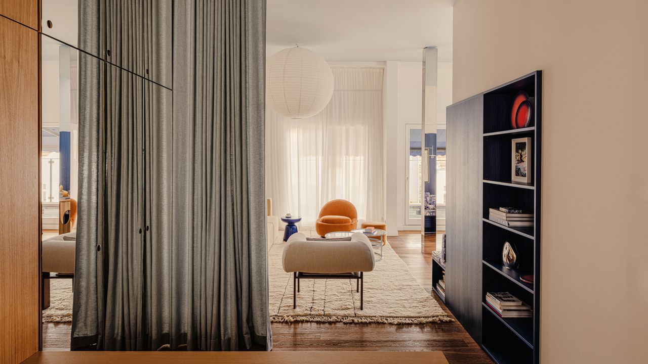 À Berlin, un petit espace conçu autour d'une (curieuse) boîte bleue