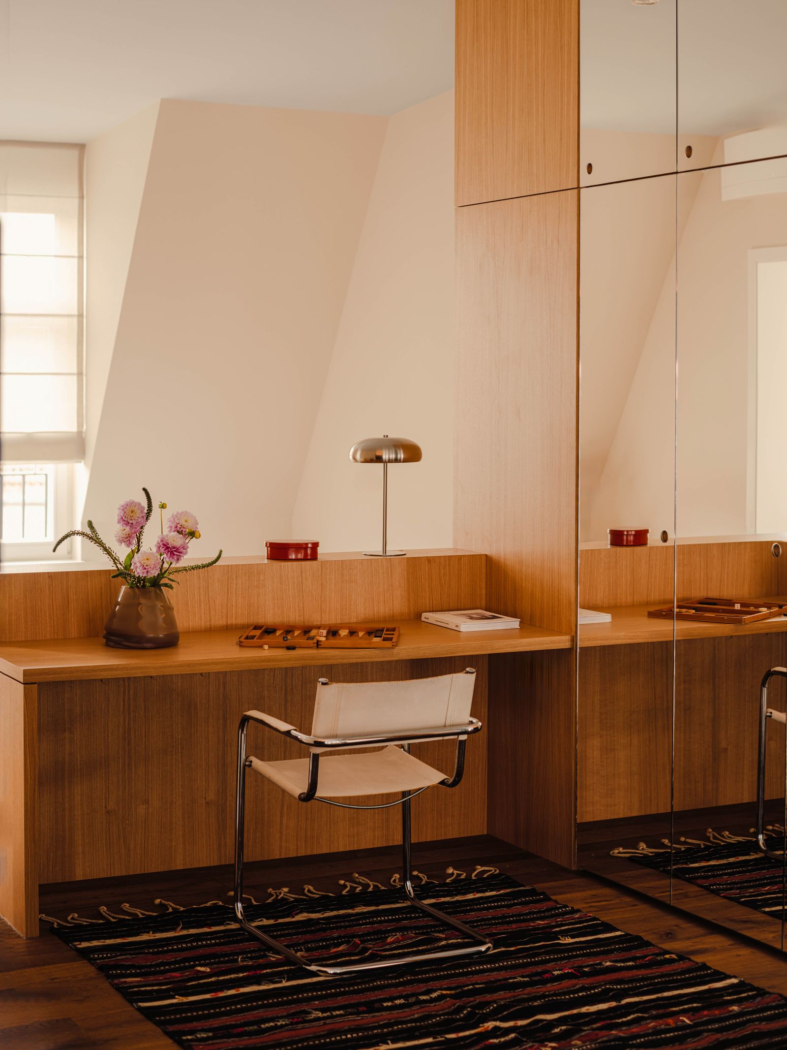 Spiegelschrank und Arbeitsplatz