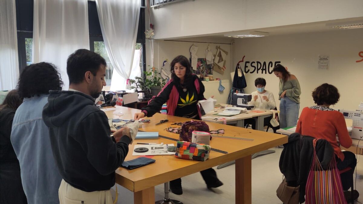 « La couture est un outil pour gagner en confiance » : à Toulouse, un tiers lieu tisse du lien et aide à renouer avec l’emploi