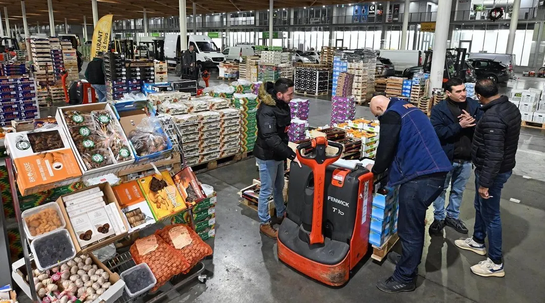 Le ministre Serge Papin, au marché d’intérêt national, ce mardi à Nantes