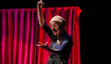 À la fois « clowne » et maitresse d’école, Mirza transforme les émotions en spectacle à