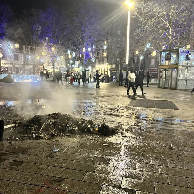 Un feu a brièvement été allumé place Saint-Anne, avant l’intervention des forces de l’ordre, puis des pompiers. Ouest France photo un feu a brièvement été allumé place saint-anne, avant l’intervention des forces de l’ordre, puis des pompiers. © ouest france