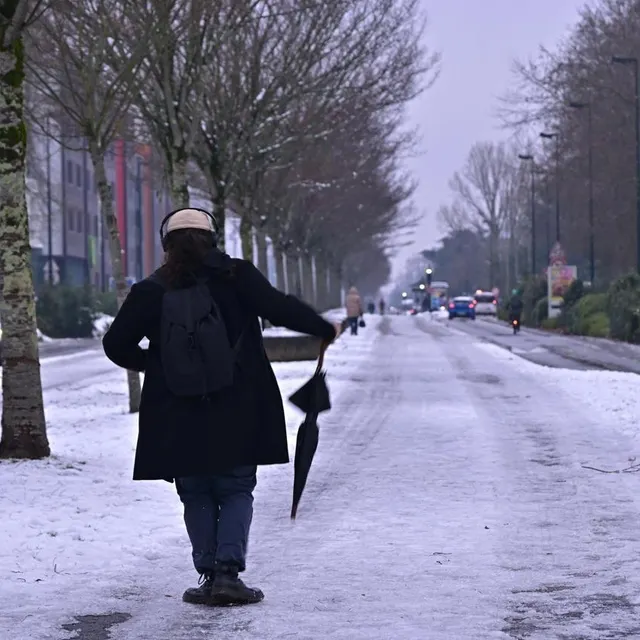 La circulation reste compliquée. Les Nantais ont dû se résoudre à rejoindre leur lieu de destination à pied. Presse Océan-Nathalie Bourreau photo la circulation reste compliquée. les nantais ont dû se résoudre à rejoindre leur lieu de destination à pied. © presse océan-nathalie bourreau