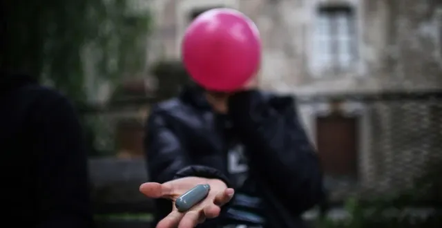 photo  le gaz des capsules est transféré dans des ballons avant d’être inhalé par bouffées.  ©  photo d’illustration archives po-rb 