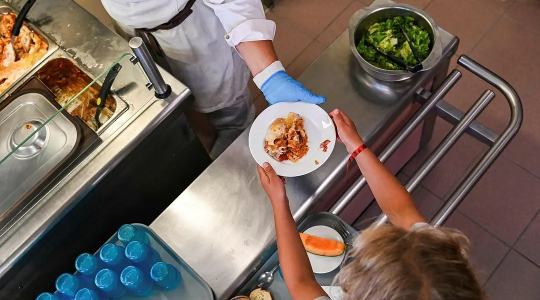 Zéro plastique dans les cantines : « Pourquoi l’État ne fait-il pas respecter cette