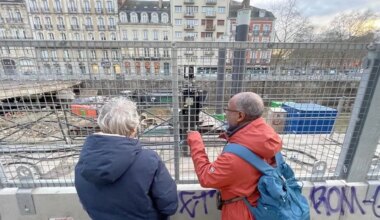 Fascination ou surveillance ? Que font les umarells aux abords du chantier de la dalle du parking