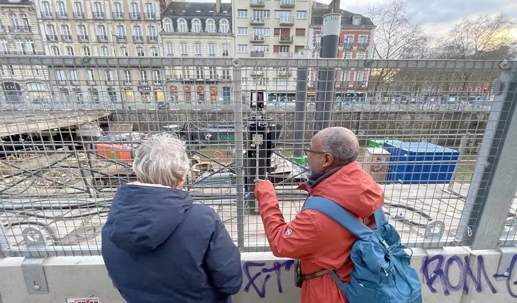 Fascination ou surveillance ? Que font les umarells aux abords du chantier de la dalle du parking