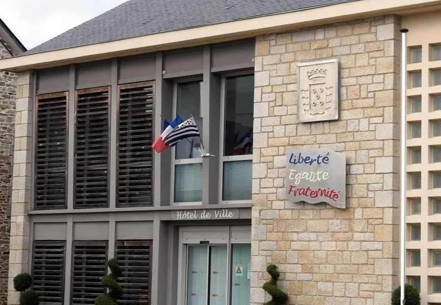 « Une question de sentiment » : ami avec le maire sortant et ami avec son challenger,