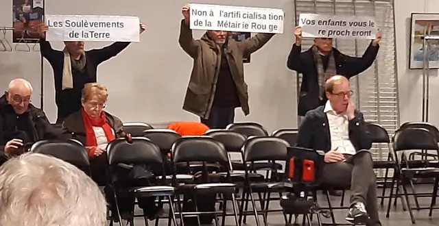 photo  le collectif d’associations écologistes des soulèvements de la terre s’était invité au conseil municipal du 5 janvier 2024 pour manifester silencieusement contre la zac.  ©  photo archives presse océan 
