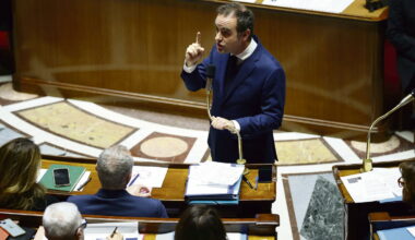 Le gouvernement fait planer une menace de dissolution cousue de fil blanc