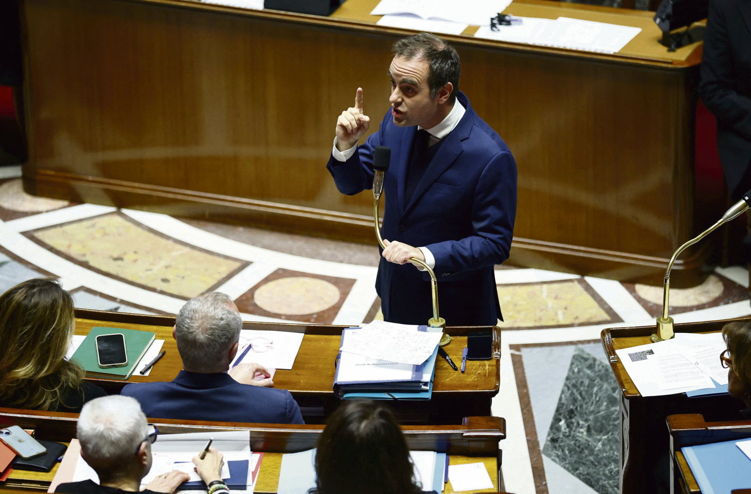 Le gouvernement fait planer une menace de dissolution cousue de fil blanc