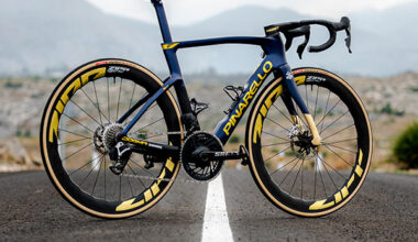 Pinarello dévoile le DOGMA F et la tenue de l'équipe Q36.5 Pro Cycling Team pour 2026