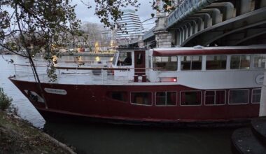 Paris : une péniche amarrée d’urgence sous le pont Rouelle en raison d’une « avarie moteur »