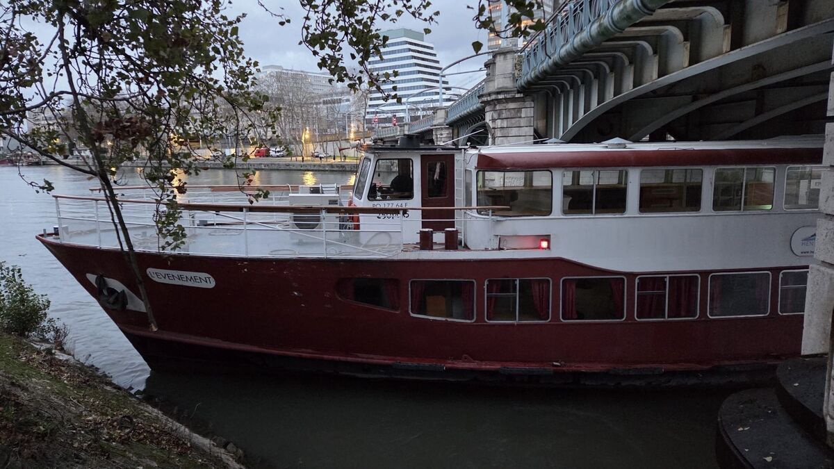 Paris : une péniche amarrée d’urgence sous le pont Rouelle en raison d’une « avarie moteur »