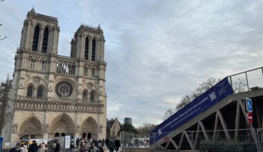 Notre-Dame de Paris : « toujours pleins », les gradins éphémères sur le parvis de la cathédrale vont être démontés