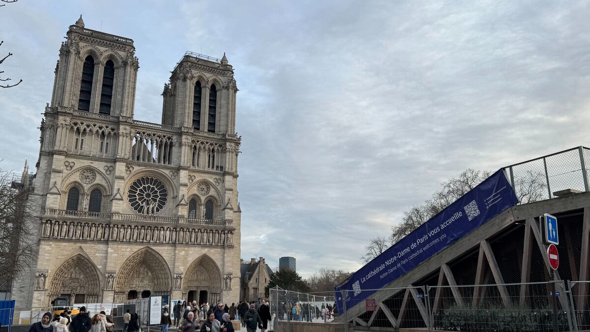 Notre-Dame de Paris : « toujours pleins », les gradins éphémères sur le parvis de la cathédrale vont être démontés