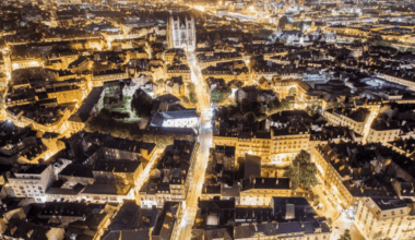 VUE AÉRIEN DE NANTES DE NUIT, CENTRE-VILLE BIEN ÉCLAIRÉE.