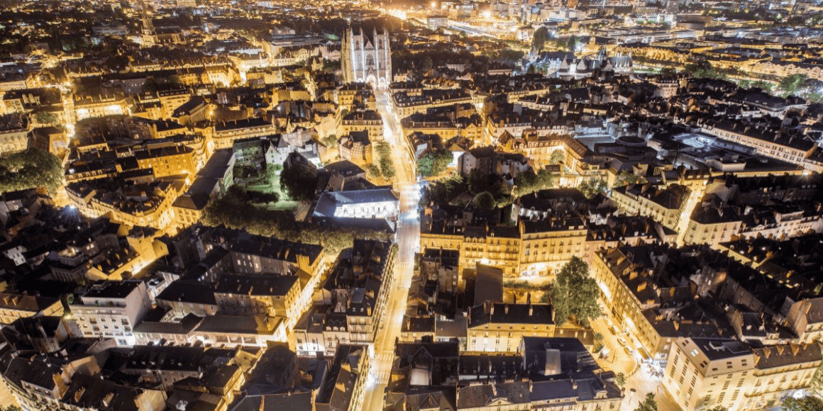 VUE AÉRIEN DE NANTES DE NUIT, CENTRE-VILLE BIEN ÉCLAIRÉE.