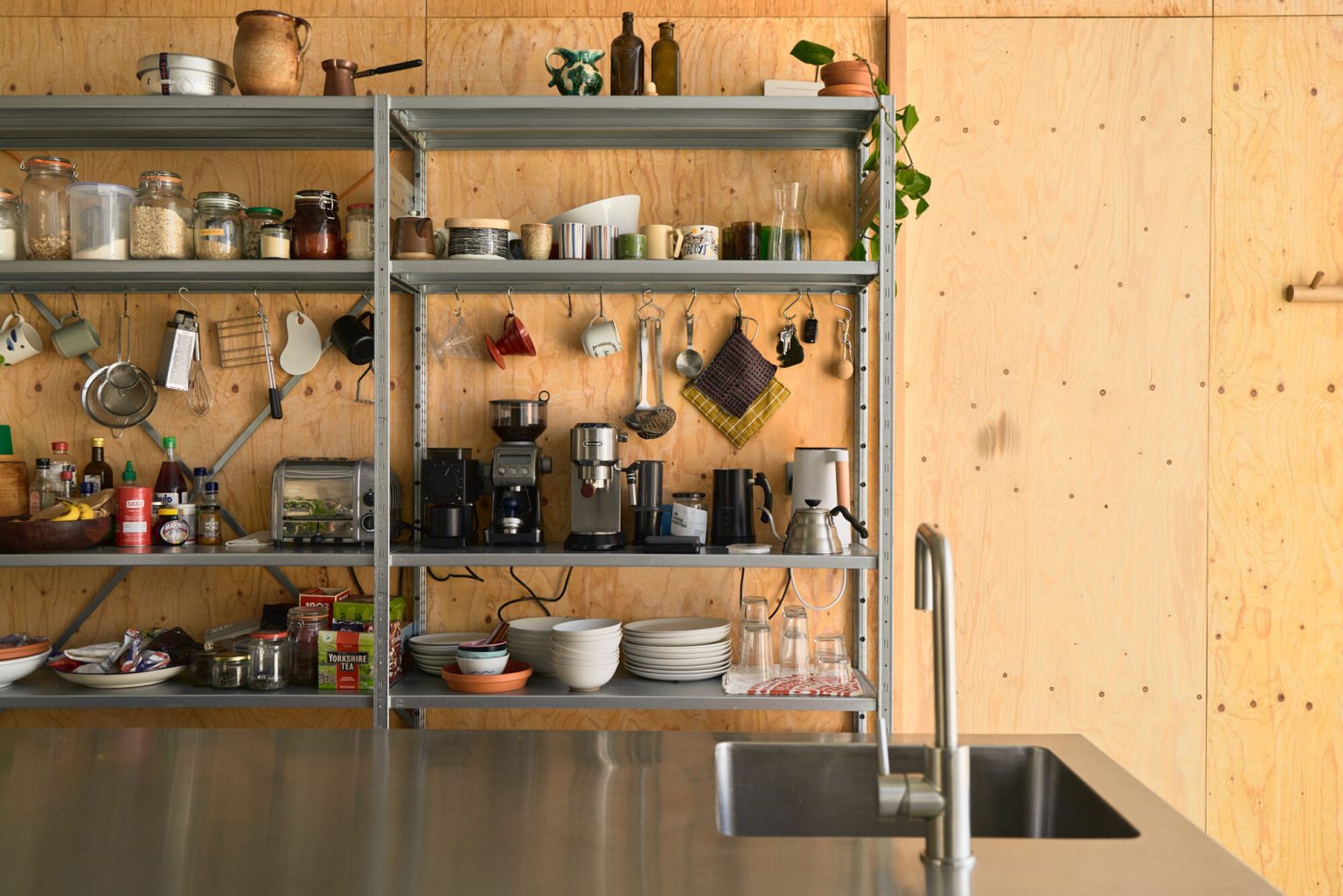 cuisine décoration vintage grange rénovée en maison architecte The Old Byre Ile de Wight