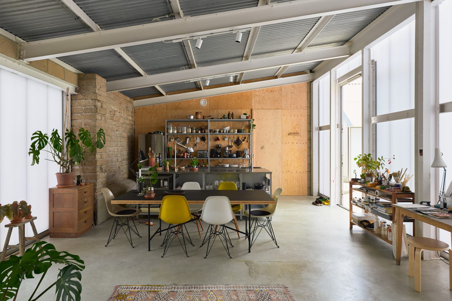 salle à manger et cuisine décoration vintage grange rénovée en maison architecte The Old Byre Ile de Wight