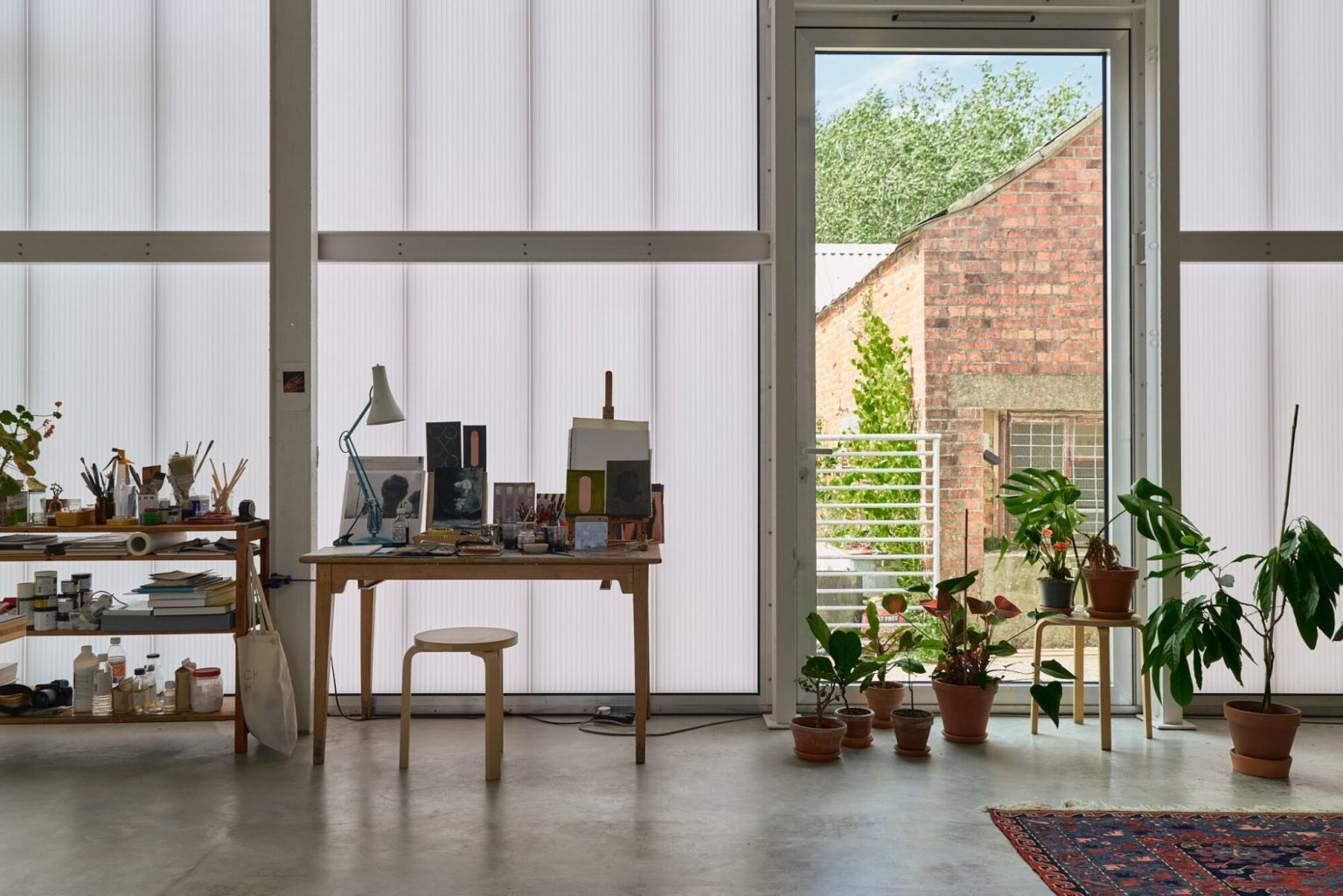 atelier murs polycarbonate décoration vintage grange rénovée en maison architecte The Old Byre Ile de Wight