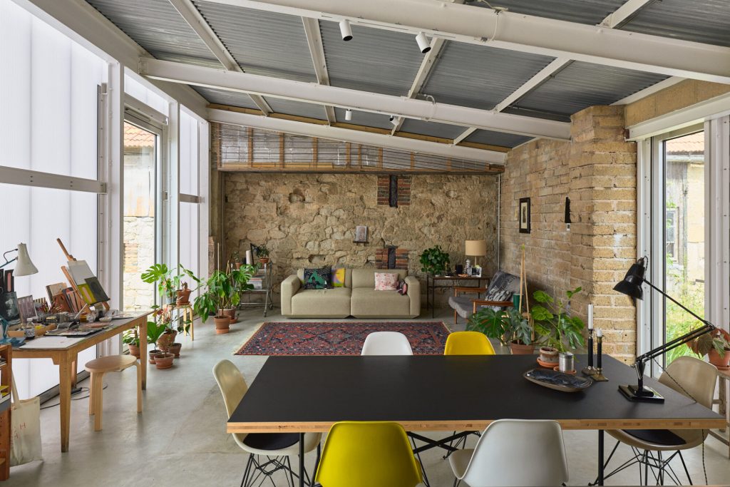 salle à manger et salon décoration vintage grange rénovée en maison architecte The Old Byre Ile de Wight