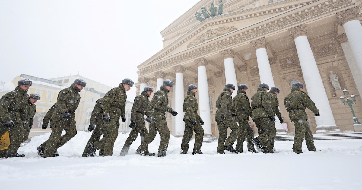 Des militaires russes passent devant le théâtre Bolchoï sous une épaisse couche de neige à Moscou, en Russie, le 9 janvier 2026.