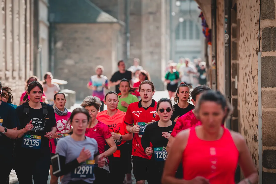 Des coureurs dans les rues de Rennes en 2025
