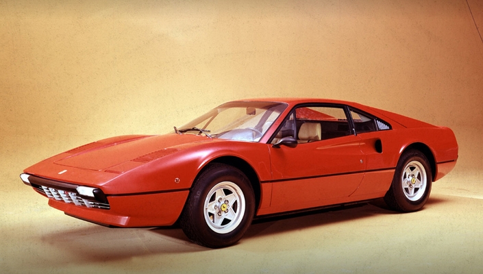 Fin 1975, la Ferrari 308 GTB se révèle, nantie d'une ligne séduisante, due à Leonardo Fioravanti chez Pininfarina, et inspirée de la 365 GT4 BB. Techniquement, il s'agit simplement d'une 308 GT4 raccourcie.