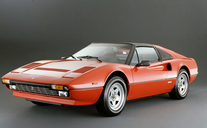 Fin 1982, les Ferrari 308 GTS/GTB adoptent des culasses à 4 soupapes par cylindre. Badgées Quattrovalvole, elles remontent à 240 ch, et se repèrent, extérieurement, à leurs projecteurs à longue portée ainsi que leurs rétroviseurs.