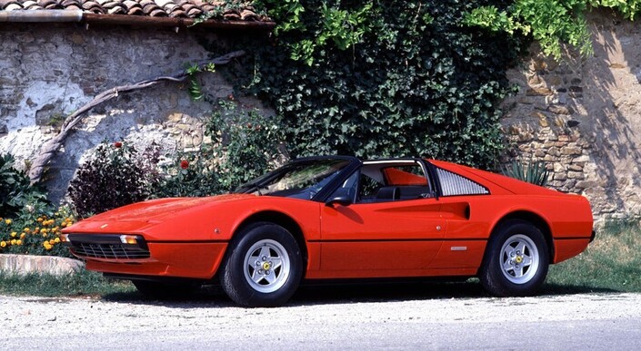 Au printemps 1977, la Ferrari 308 se décline en GTS, variante dotée d'un toit amovible. Elle représentera la majorité des ventes.