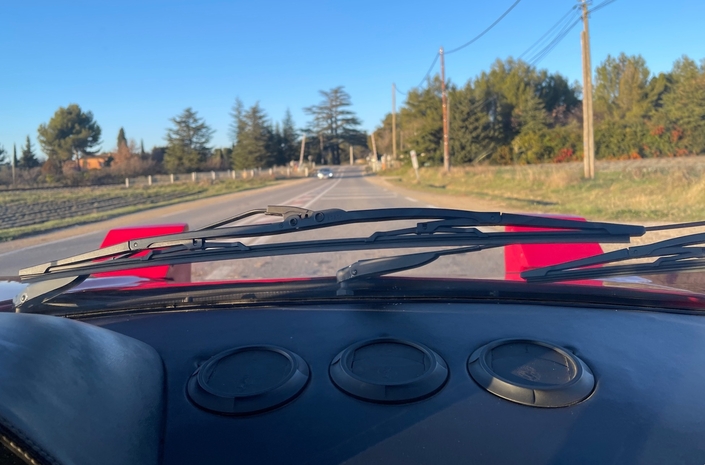 Evidemment, il y a pire vue dans la vie. Sur route, la Ferrari 308 GTB étonne par sa facilité et son confort, mais elle sait aussi délivrer d'authentiques sensations sportives.