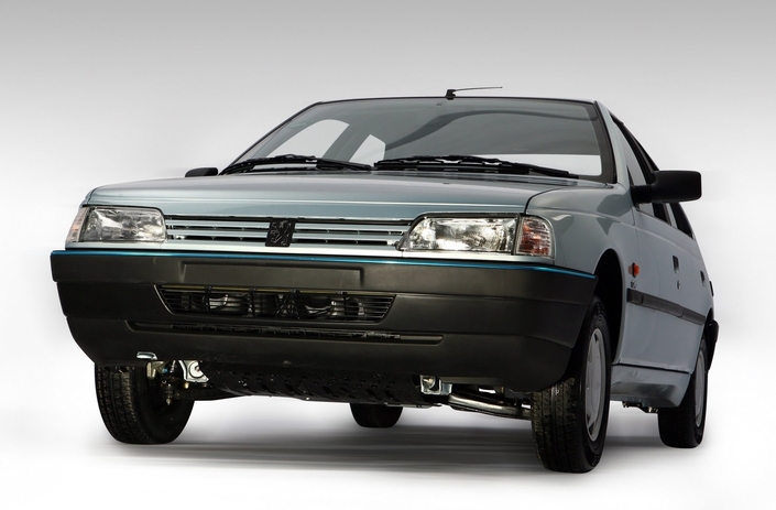 Bizarre, cette Peugeot 405, non ? En fait, il s'agit d'une Ikco Roa, qui reprend la mécanique, la transmission et la suspension de la... Paykan. Il s'agissait de la produire localement au maximum, au lieu d'utiliser des éléments venus de France.